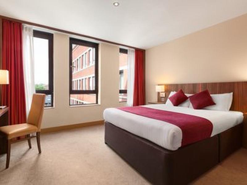 Ramada Hounslow - Heathrow East Εξωτερικό φωτογραφία