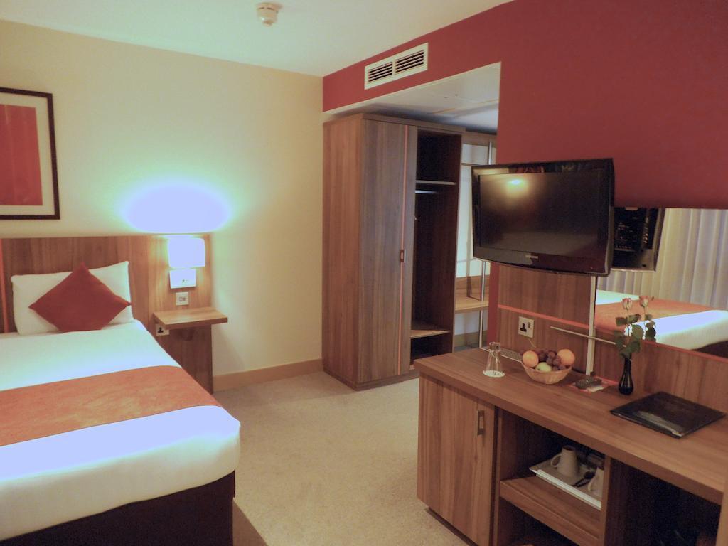 Ramada Hounslow - Heathrow East Εξωτερικό φωτογραφία
